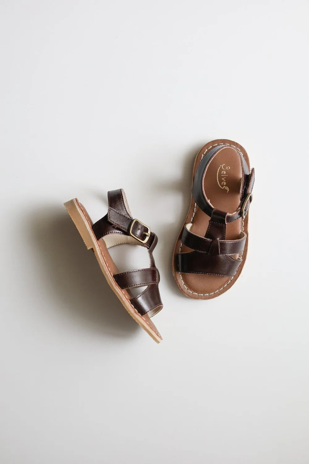 3elves 牛革 Tストラップサンダル BROWN