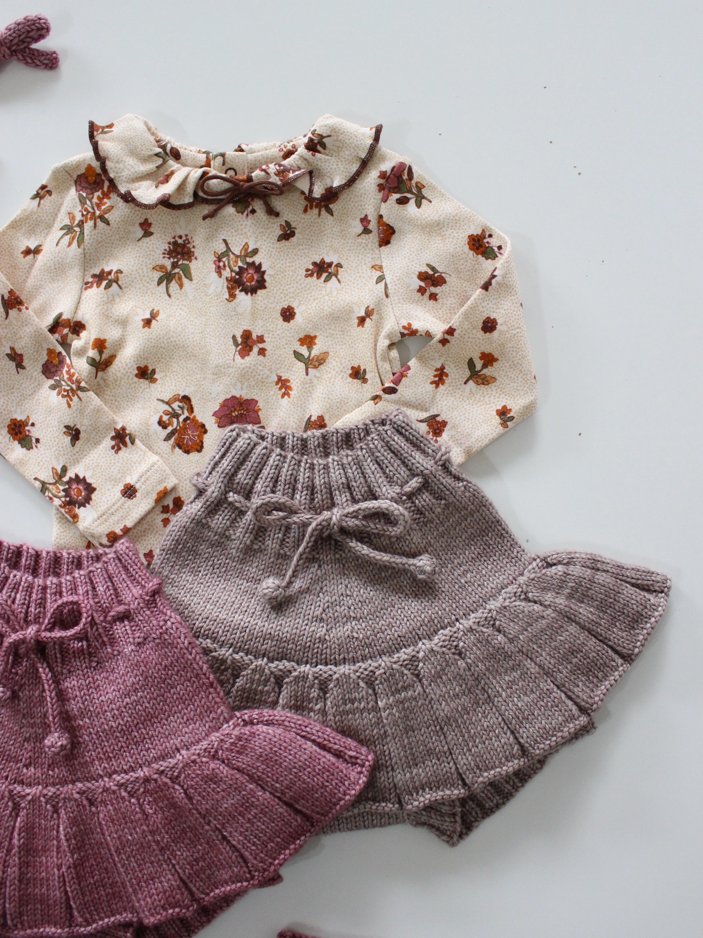 Misha & Puff BABY PATTIE ONESIE (STRING/ANTIQUE ROSE Holyoke Floral) 26aw Drop1