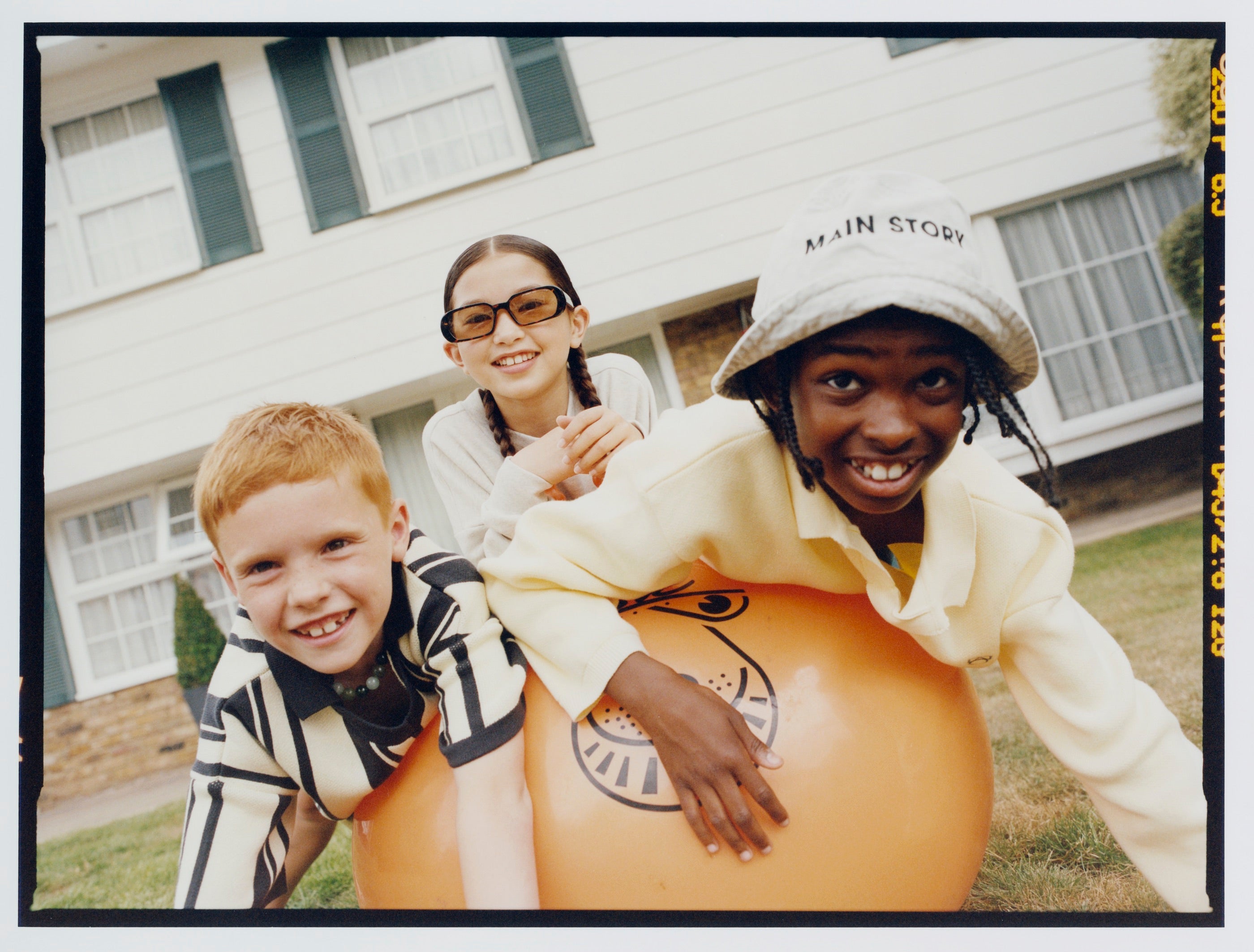 main story　Bucket Hat  Asphalt