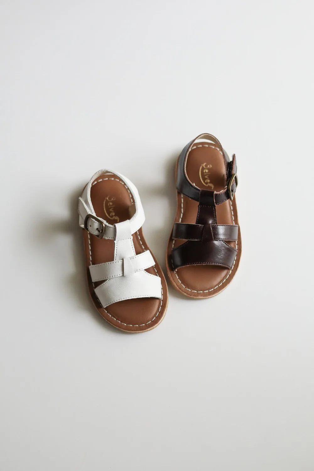 3elves  牛革　Tストラップサンダル  BROWN