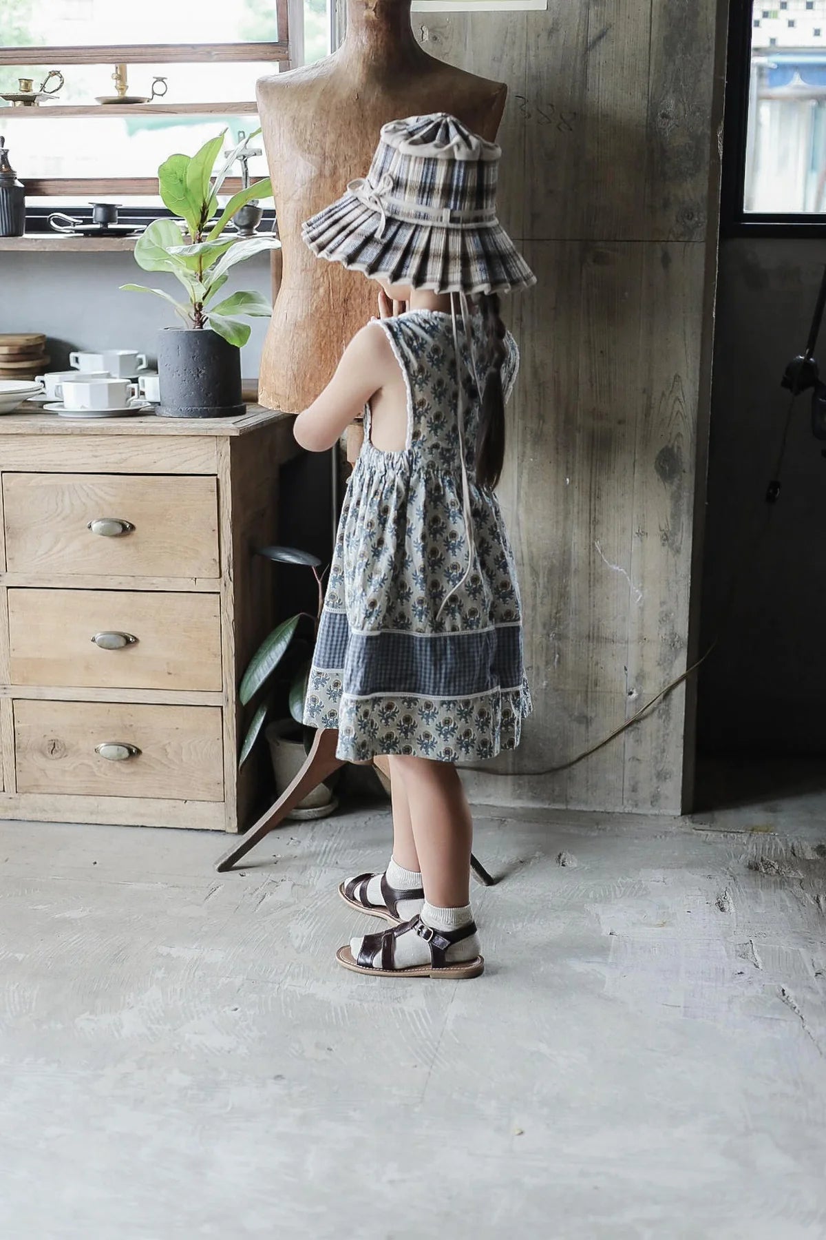 3elves  牛革　Tストラップサンダル  BROWN