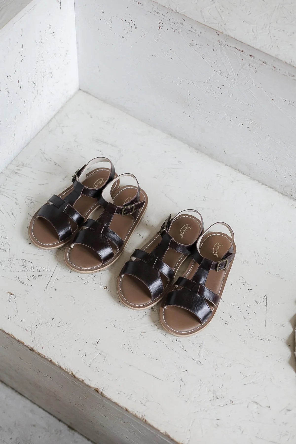 3elves  牛革　Tストラップサンダル  BROWN