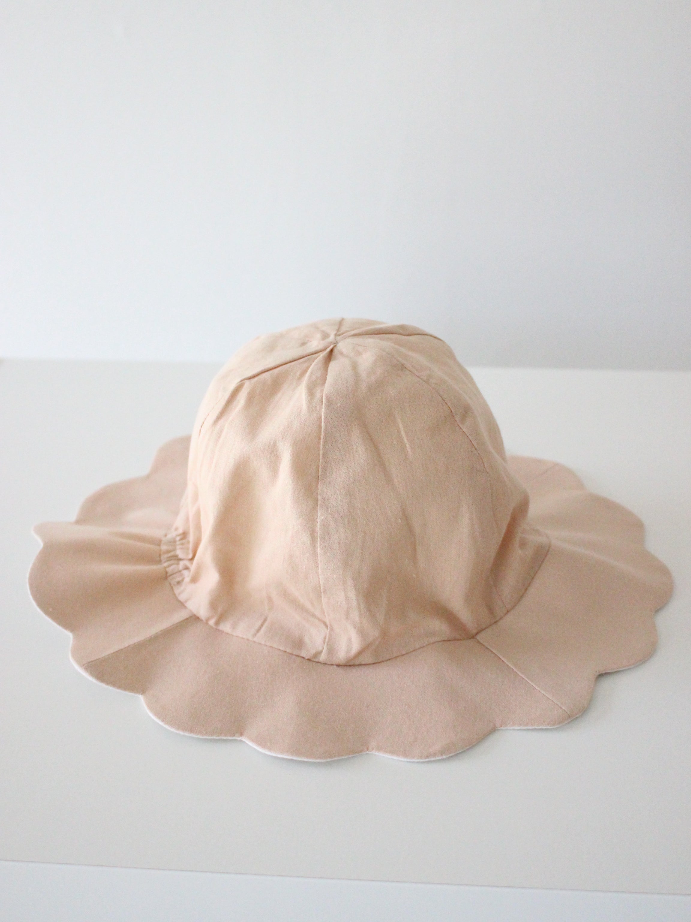 little cotton clothes  Scalloped Hat Shell/Powder