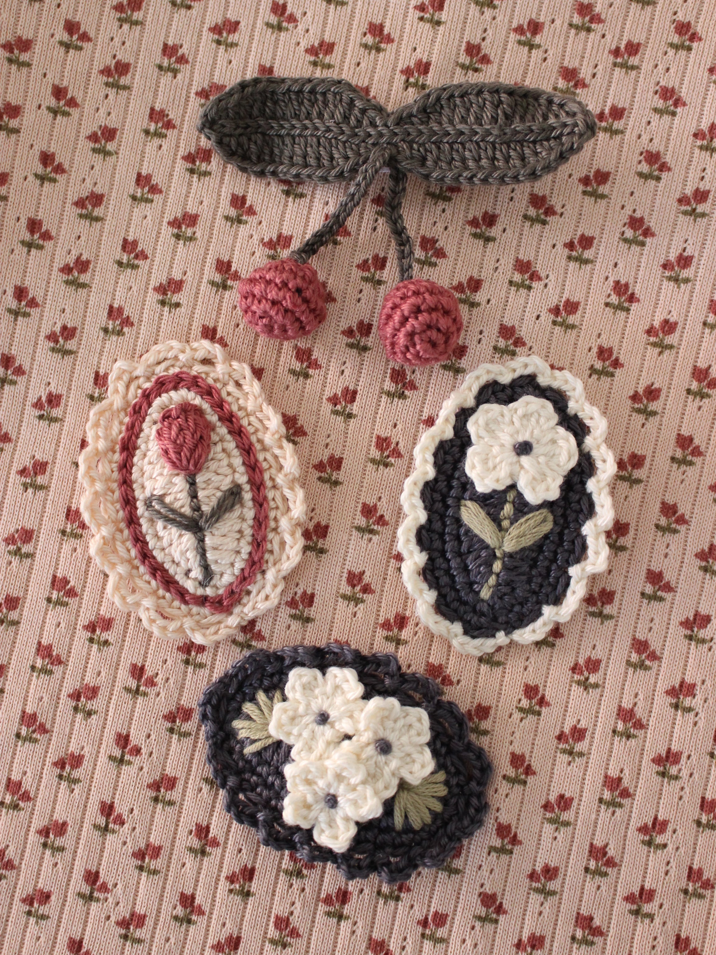 little cotton clothes  Crochet Hair Clip Dahlia - Blue
