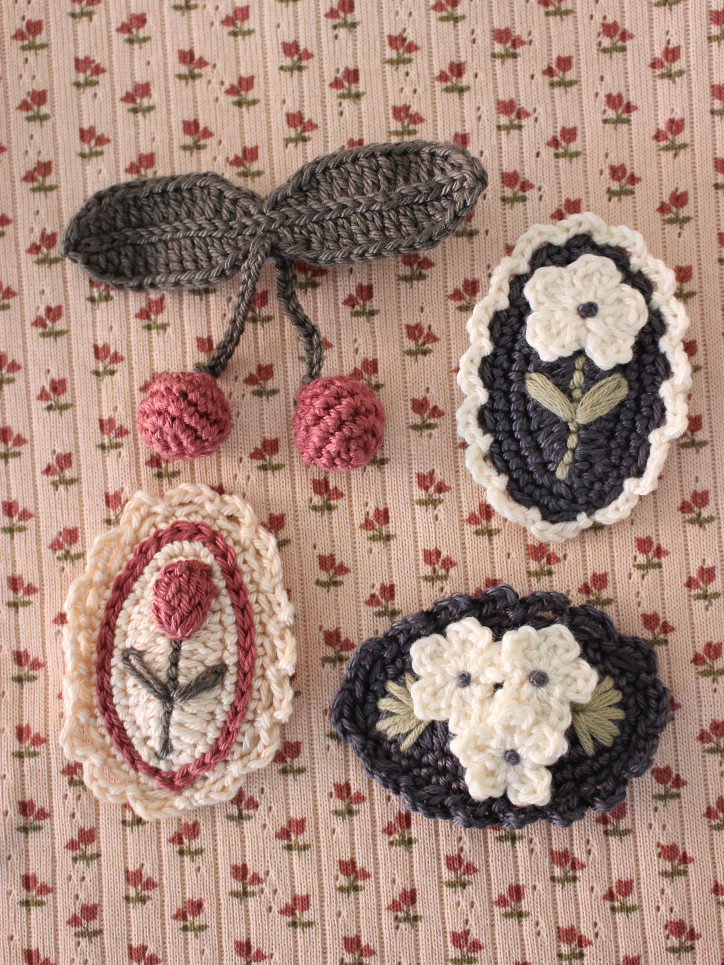 little cotton clothes  Crochet Hair Clip Tulip - Pink