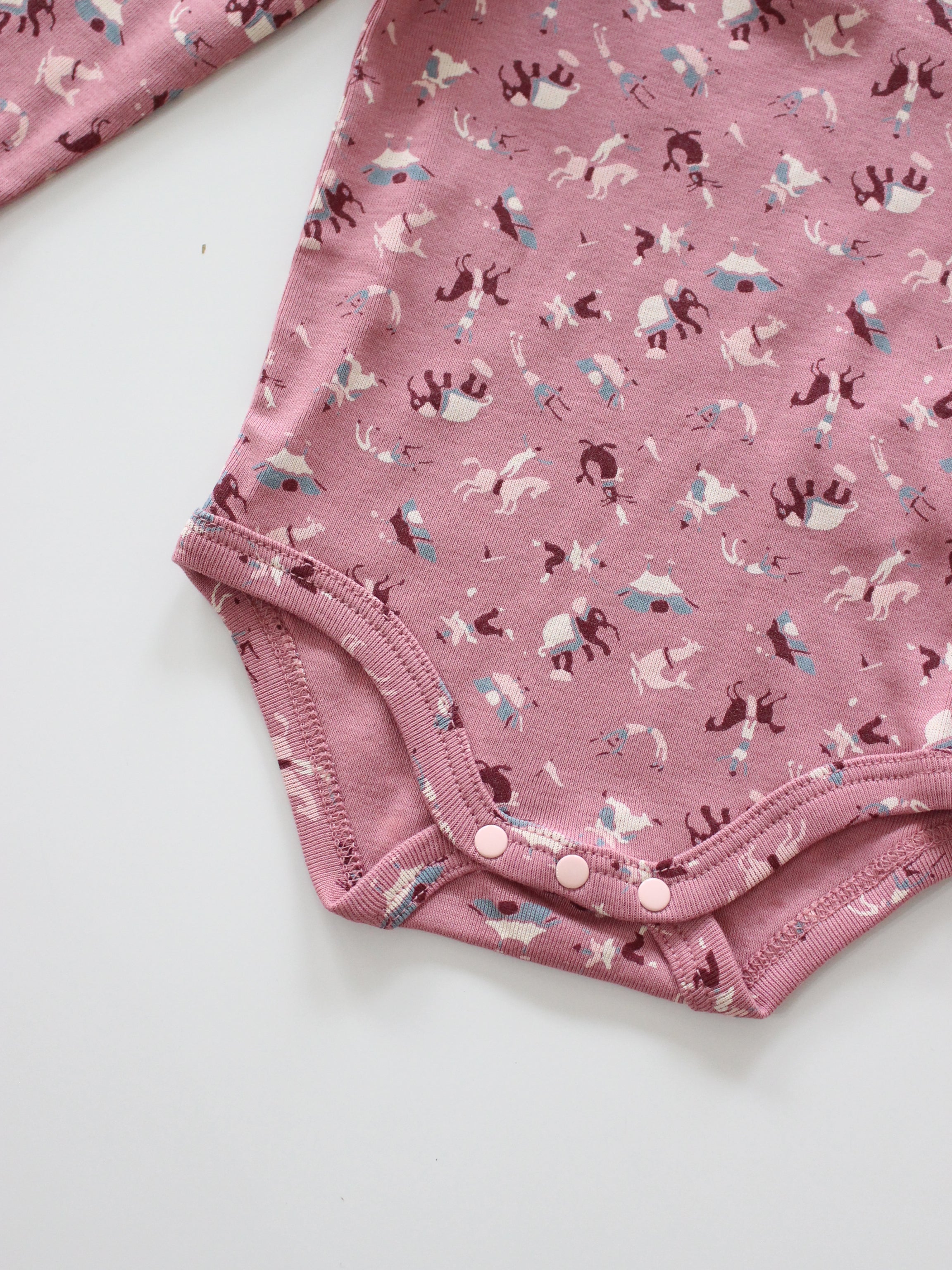 Misha & Puff   BABY PATTIE ONESIE (ANTIQUE ROSE CIRCUS)   26aw Drop1