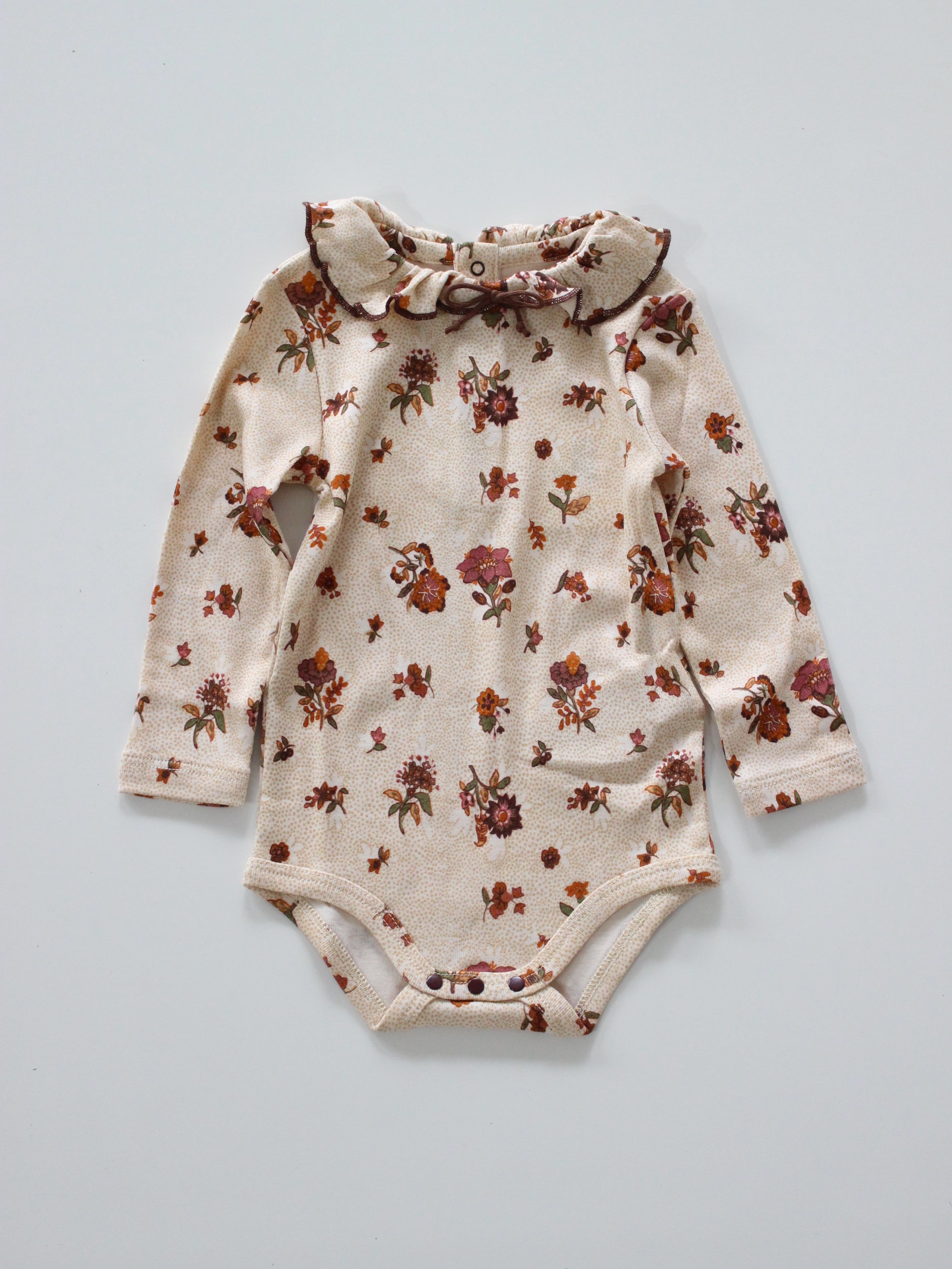 Misha & Puff   BABY PATTIE ONESIE (STRING/ANTIQUE ROSE Holyoke Floral)   26aw Drop1