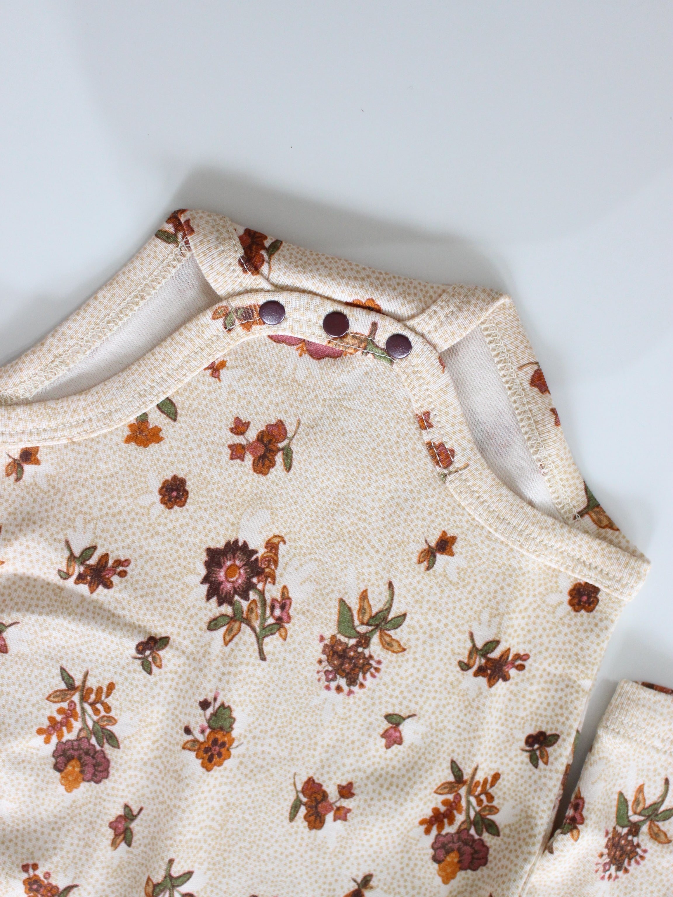 Misha & Puff BABY PATTIE ONESIE (STRING/ANTIQUE ROSE Holyoke Floral) 2