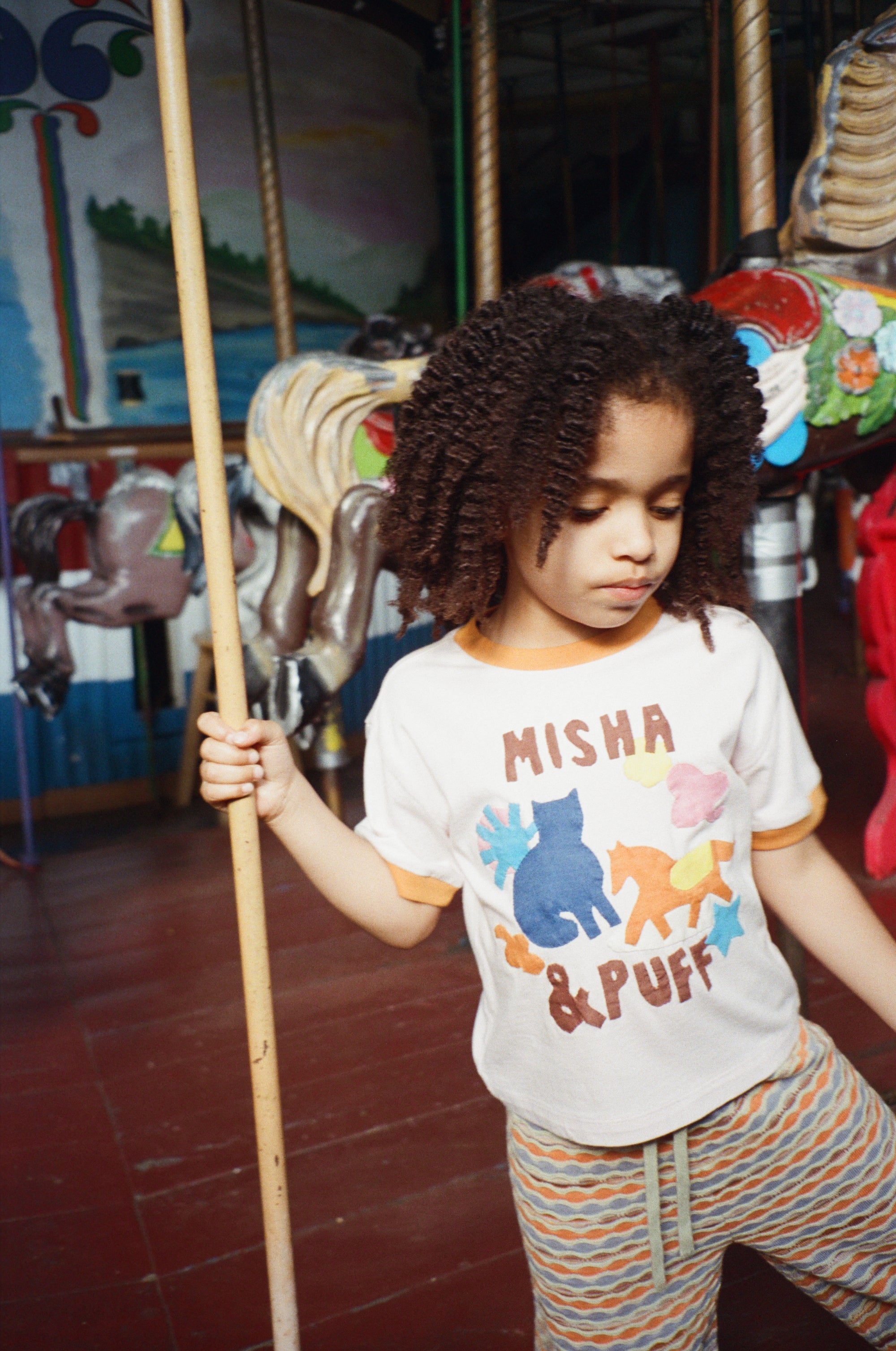 Misha & Puff Tシャツ 3歳　落書き Misha & Puff PASTURE APPLIQUE TEE AURA 26ss Drop2